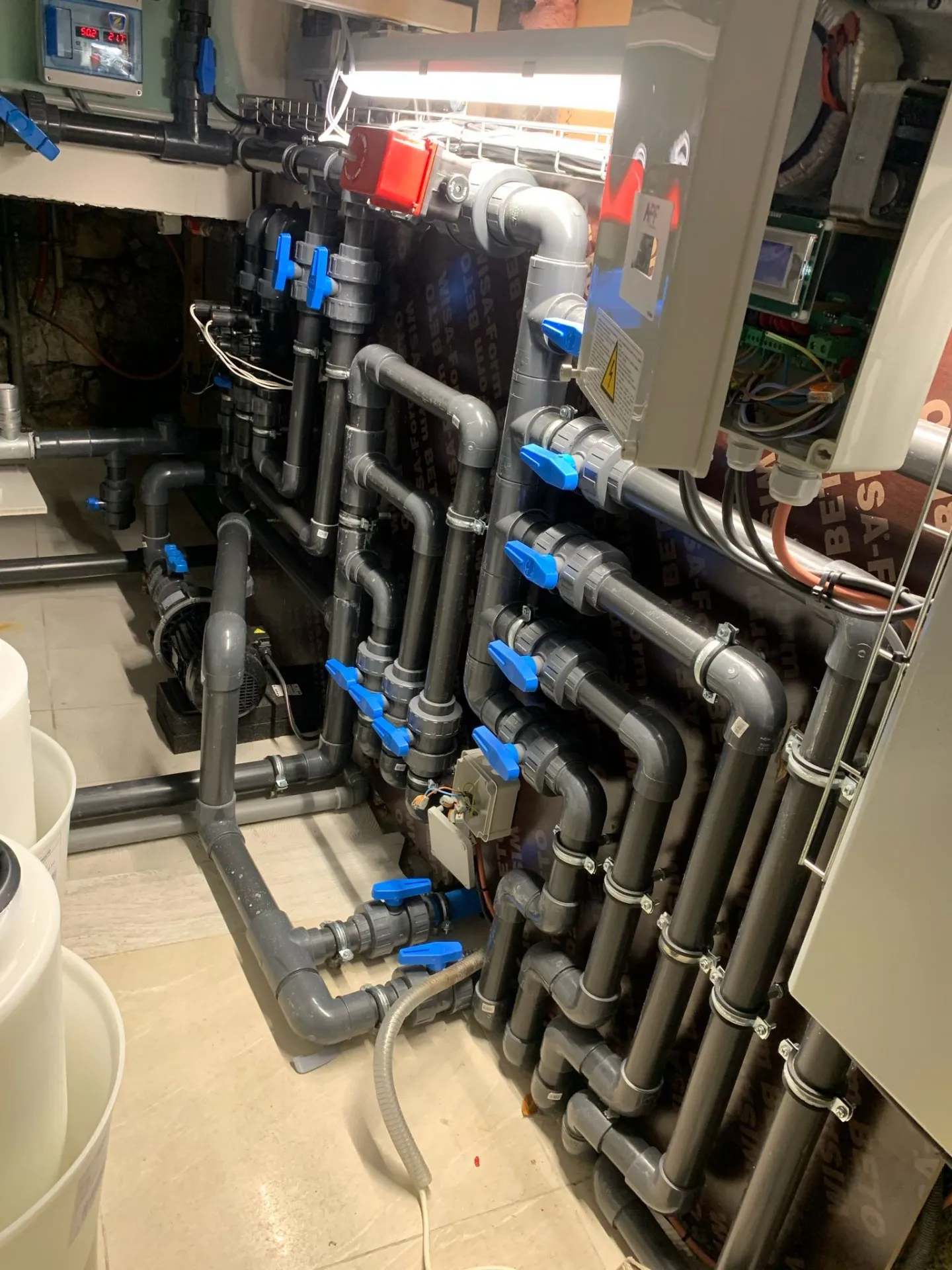 Local technique piscine PVC armé Genève Suisse — chantier 2023