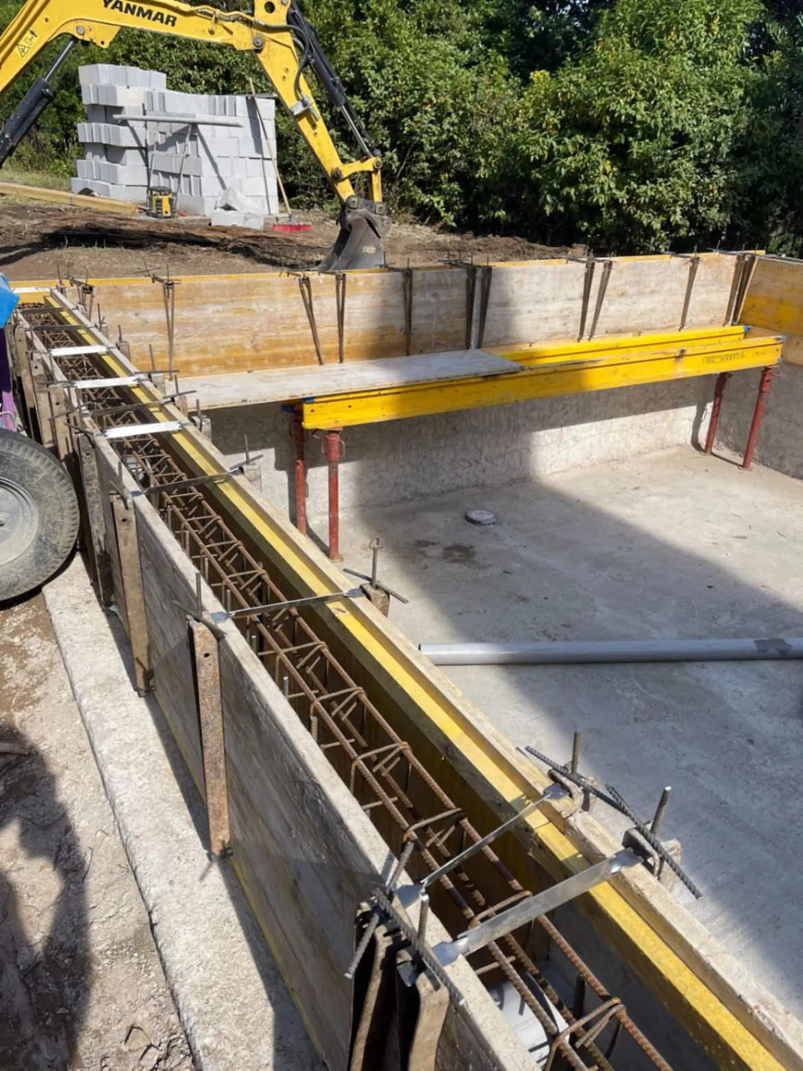 Maçonnerie piscine PVC armé Saint-Tropez Var 83 — chantier 2025
