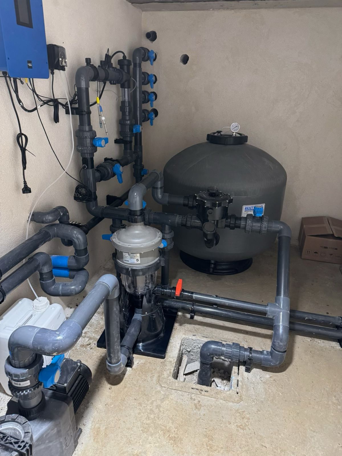 Local technique piscine PVC armé Loire 42 — hydraulique et filtration (chantier 3)
