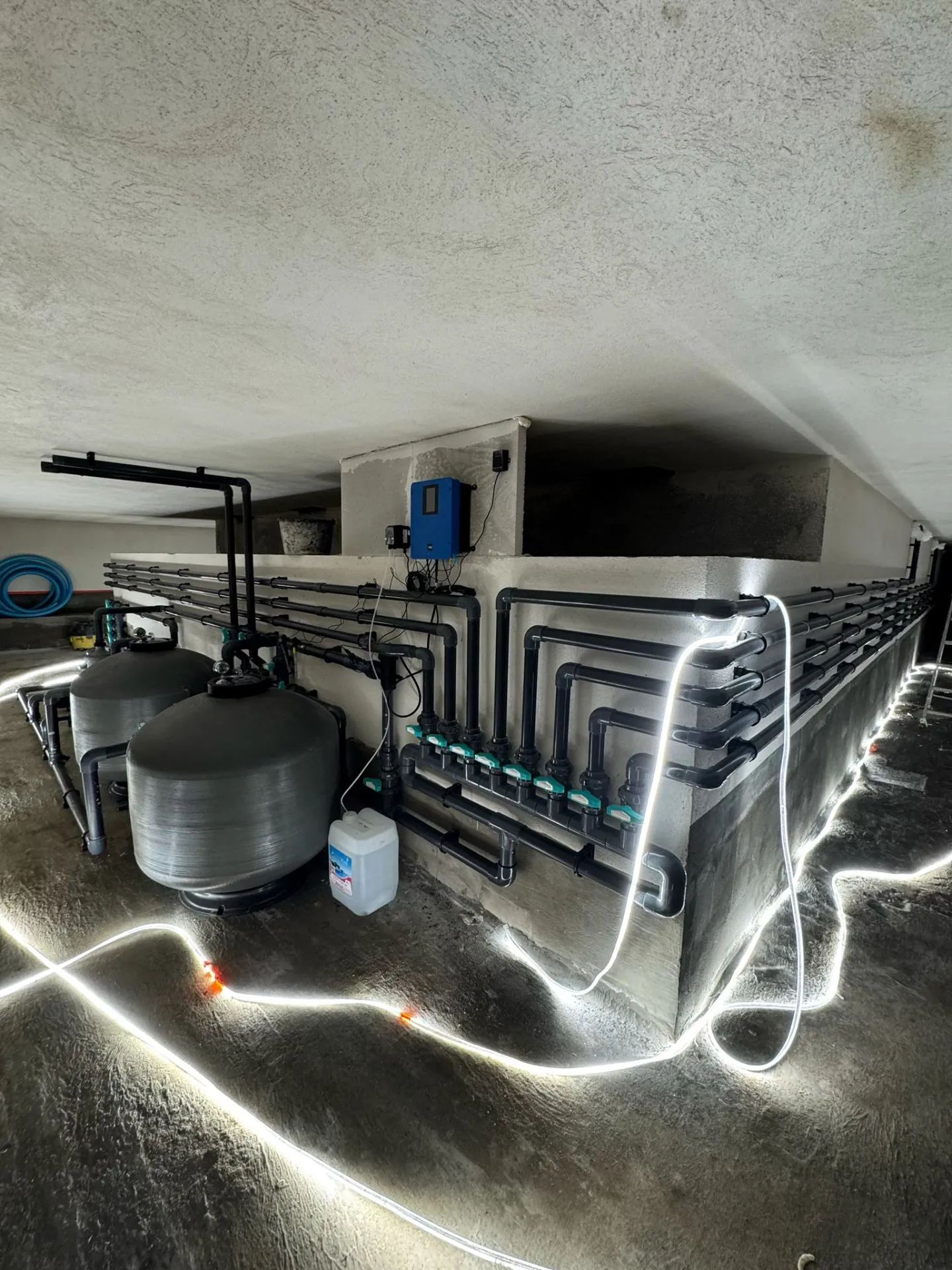 Local technique piscine PVC armé Loire 42 — hydraulique et filtration (chantier 4)
