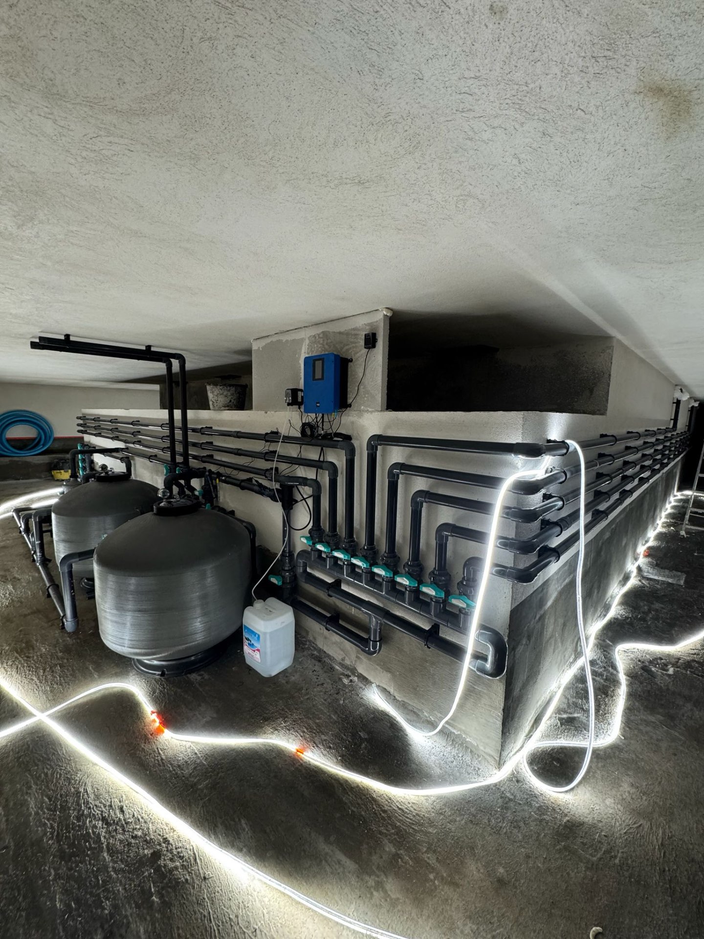 Local technique piscine PVC armé Loire 42 — hydraulique et filtration (chantier 4)