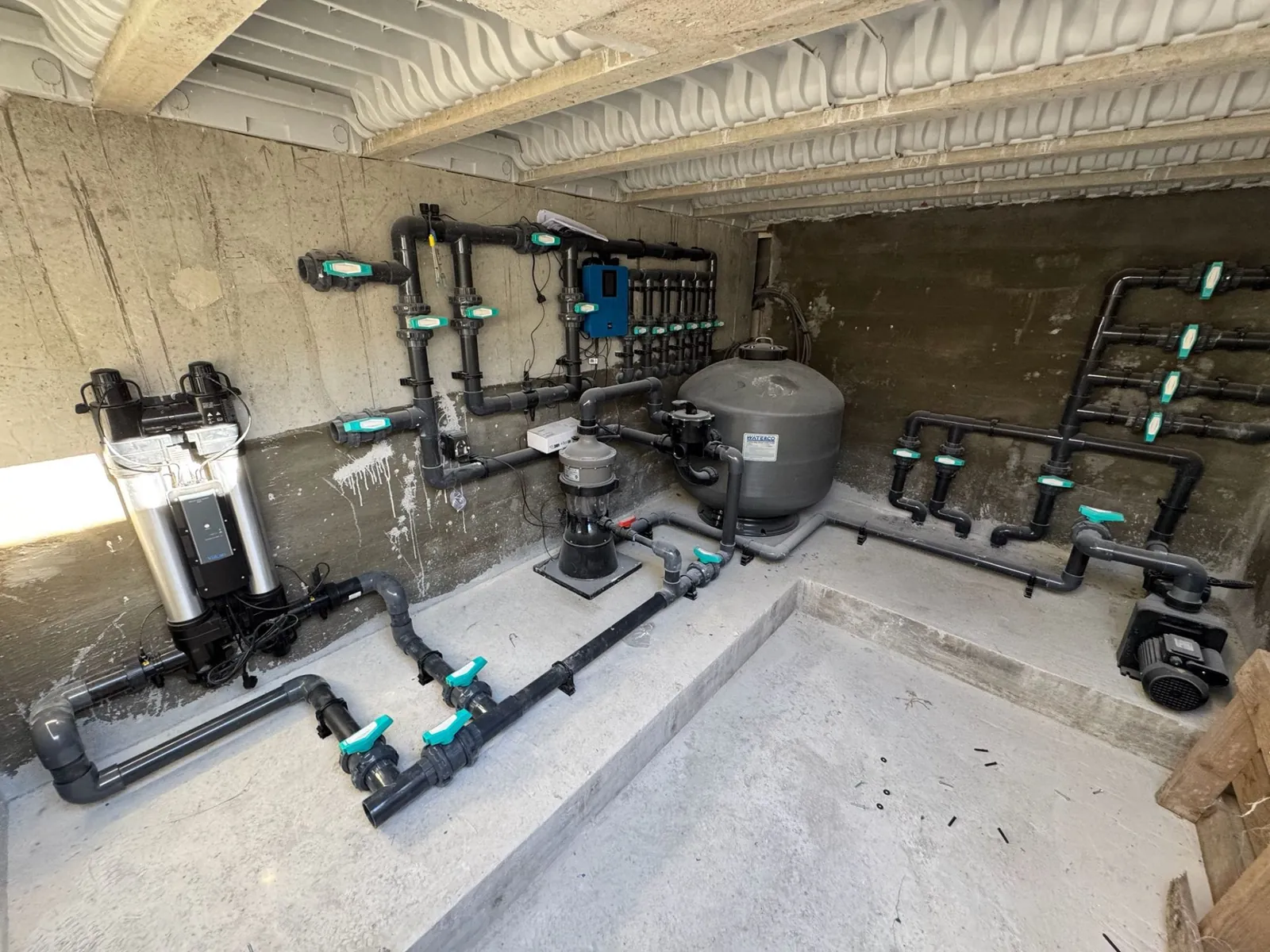 Local technique piscine PVC armé Loire 42 — hydraulique et filtration (chantier 5)